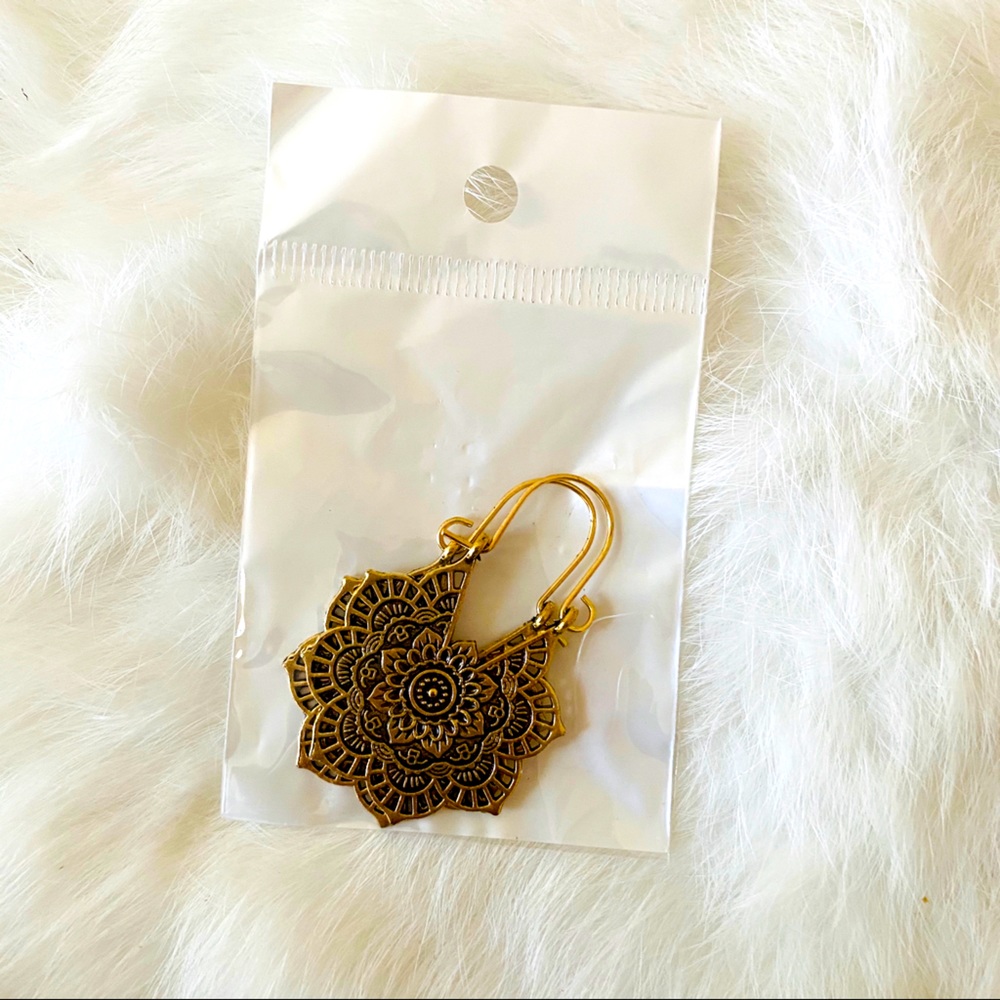 Iris Earrings in Gold